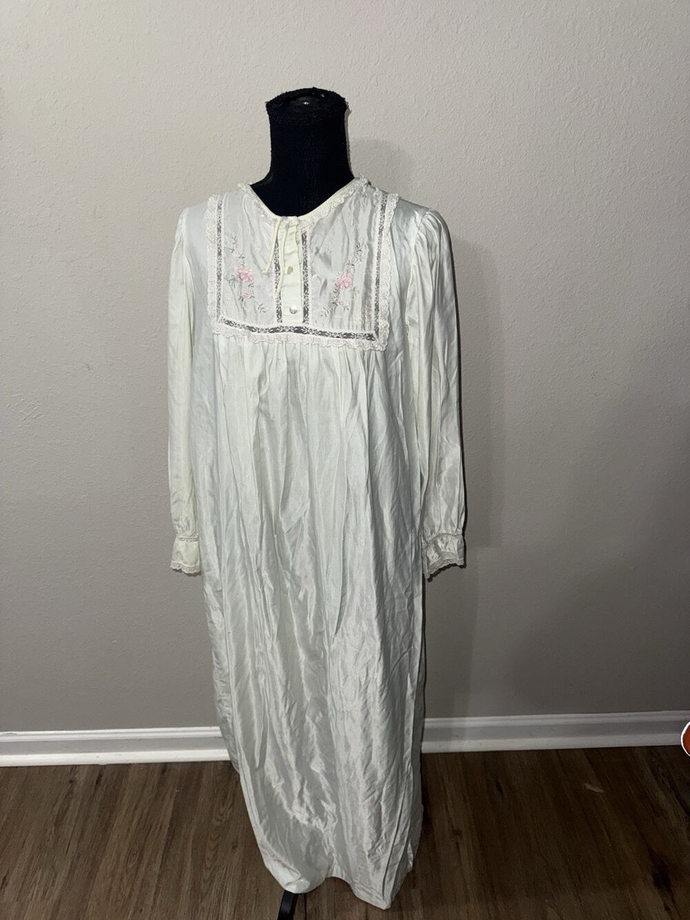VTG Barbizon Nightgown Medium M White Floral Embroidered Yoke Lace Trim Tie Neck
